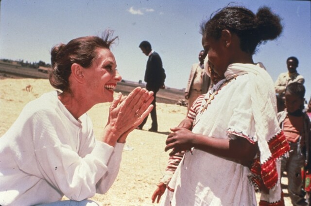 有著一顆善心的 Audrey 曾多次同訪第三世界，更擔任聯合國兒童基金會的親善大使
