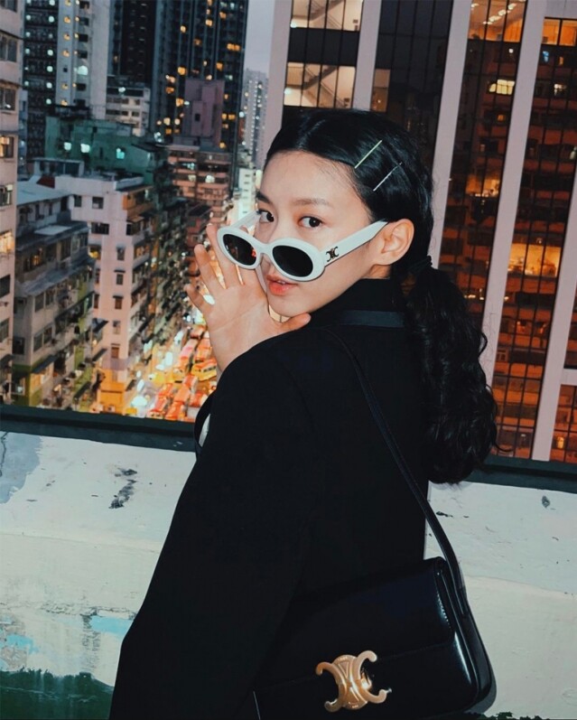 Angela Yuen 都有入手黑色設計，配上 Chanel 太陽眼鏡，更具型格。