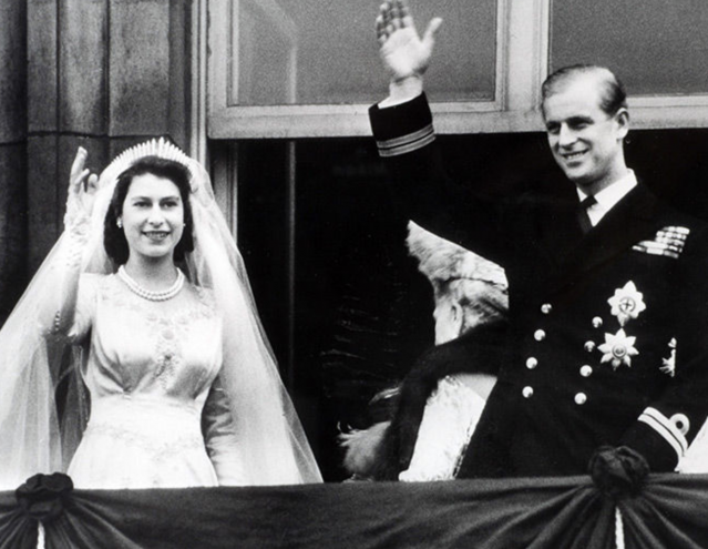 英女皇在 21 歲時與菲臘親王踏入教堂