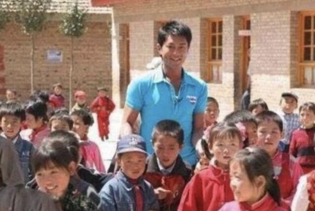 古天樂在這 12 年在中國各個貧瘠山區，建起了百多間希望小學。
