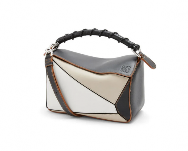 Loewe Puzzle Bag 作為品牌經典的手袋款，不時都會注入新穎設計，新季便為 Puzzle Bag 的 handle 位添上新細節，更具特色。