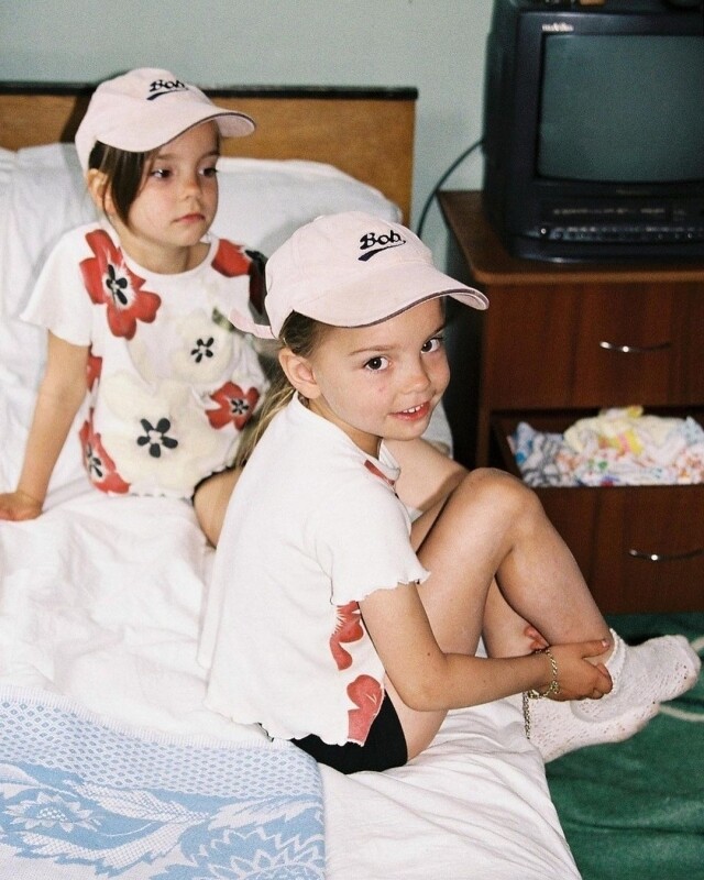 Arina Averina 和 Dina Averina 出生於 1998 年，即將 23 歲，而姐姐 Arina 早 20 分鐘出生