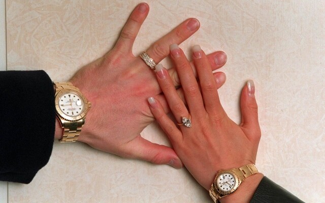 當年碧咸為老婆送上一枚欖尖形的求婚戒指，二人並戴上 Rolex 手錶。
