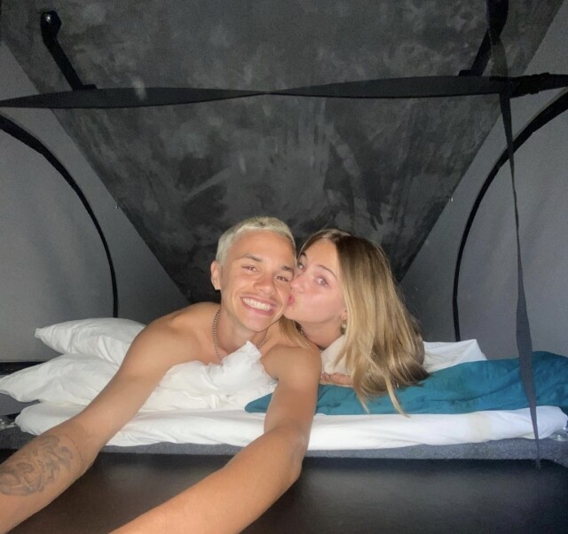 Romeo Beckham 與女友露營時的甜蜜合照