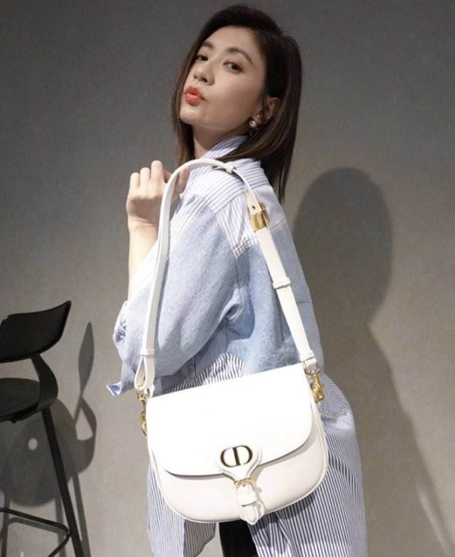 台灣女星賈靜雯是白色手袋的愛好者,以 Dior 的白色 Bobby Bag 襯上間條恤衫 台灣女星賈靜雯是白色手袋的愛好者,以 Dior 的白色 Bobby Bag 襯上間條恤衫