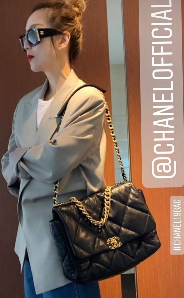Sammi 鄭秀文不時都愛用大袋,而最近她的心頭好是 Chanel 19 手袋。 Sammi 鄭秀文不時都愛用大袋,而最近她的心頭好是 Chanel 19 手袋。