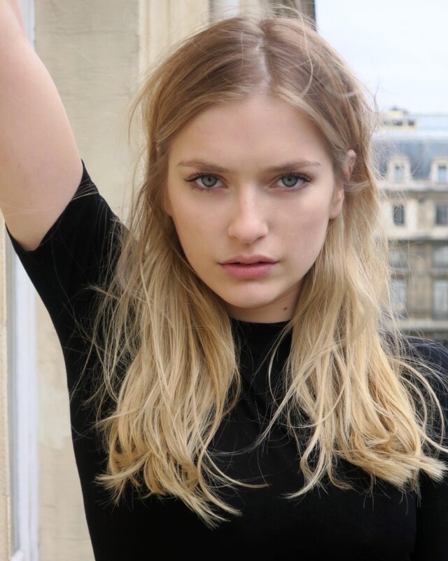 她原來是新一代法國萬人迷？《Emily in Paris》中的法國女生 Camille Razat