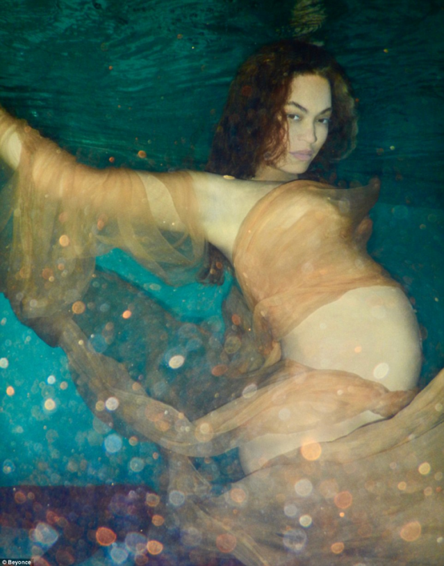 Beyoncé 在水中拍孕婦照