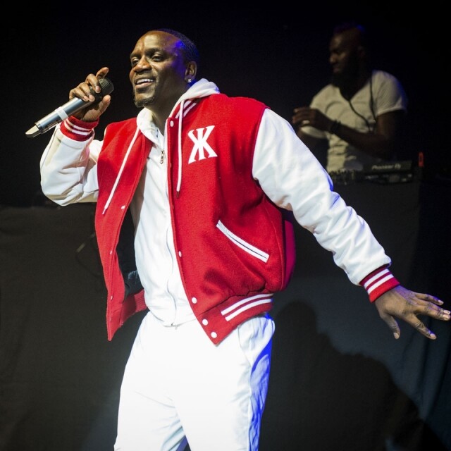 Akon 2010 Akon 一首 《 Sexy Chick》歌曲 MV，便觸發了斯里蘭卡當局禁止 Akon 入境，因為 Akon 於 MV 中穿插了性感女生於佛像前跳舞，受到當地宗教團體譴責，促使斯里蘭卡政府拒發簽証予 Akon。