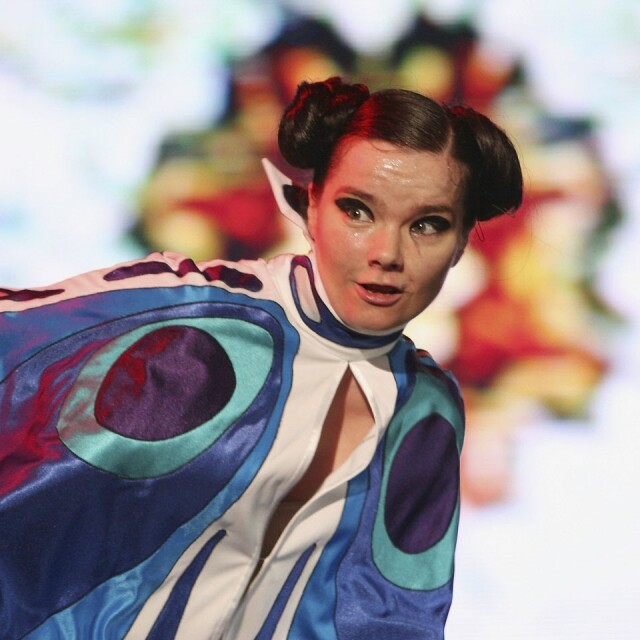 Bjork Bjork 2008 年於上海演唱會時,唱了一首 《 Declare Independence》,因歌曲充滿政治味道,而 Bjork 更於演唱會期間高叫西藏!西藏!,自此便被中國禁入境了。 Bjork Bjork 2008 年於上海演唱會時,唱了一首 《 Declare Independence》,因歌曲充滿政治味道,而 Bjork 更於演唱會期間高叫西藏!西藏!,自此便被中國禁入境了。
