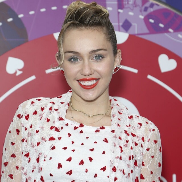 Miley Cyrus Miley Cyrus 曾做出了被解讀為侮辱亞洲人的行為，即使已解釋並無此意及道歉，但仍然是遭到中國禁止入境。
