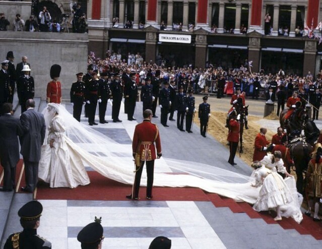 戴安娜王妃的婚紗裙襬是英國王室之最