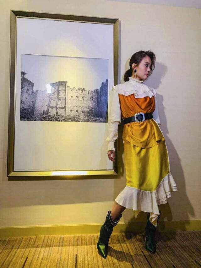 容祖兒跟 Malone Souliers 的牛仔靴配襯,時尚感直線上升。 容祖兒跟 Malone Souliers 的牛仔靴配襯,時尚感直線上升。