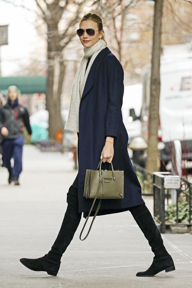 另一超模 Karlie Kloss 則愛 Stuart Weitzman 平底版的過膝長靴
