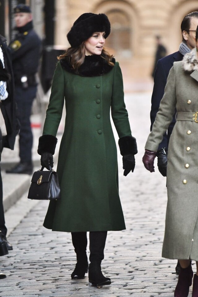 Kate Middleton 貴為皇室成員，但從來都不是大花筒，入手的都是基本款，而她最近常穿的是 Stuart Weitzman 的麖皮長靴，長青而百搭。