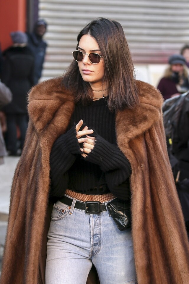 Kendall Jenner 亦愛上了腰包的魅力。 Kendall Jenner 亦愛上了腰包的魅力。