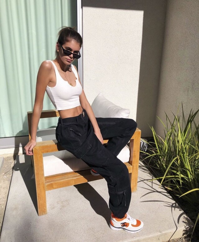 Kaia Gerber 作為超模新星的 Kaia Gerber,時尚觸覺當然不會差,但青春活力的她,平日都是愛以波鞋造型示人,而她近期喜歡的波鞋款式是 Chanel 的高筒波鞋。 Kaia Gerber 作為超模新星的 Kaia Gerber,時尚觸覺當然不會差,但青春活力的她,平日都是愛以波鞋造型示人,而她近期喜歡的波鞋款式是 Chanel 的高筒波鞋。
