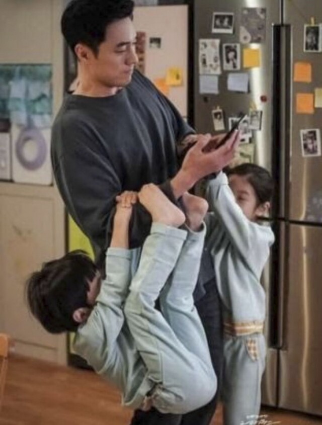 蘇志燮在劇集《我身後的陶斯》扮演男特務，照顧女主一對龍鳳胎子女。