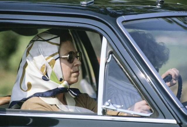 伊麗莎白女皇在軍隊中學會如何駕駛，而她十分享受駕駛 Range Rover 和 Jaguar。