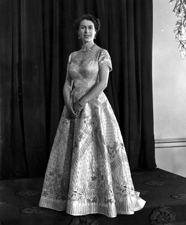 英國設計師 Norman Hartnell 設計了一些伊麗莎白女皇最具標誌性的連衣裙