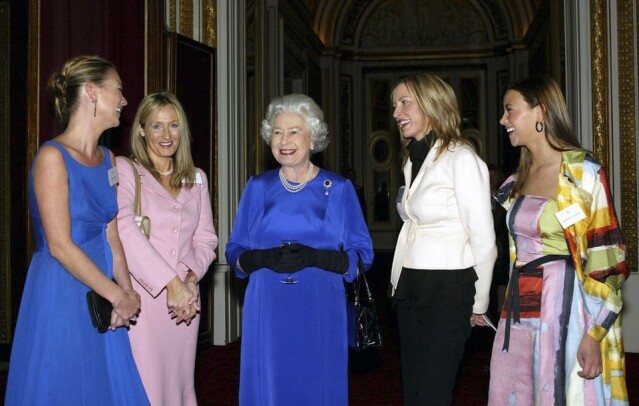 2004 年，伊麗莎白女皇在白金漢宮舉辦了“成就女性”午餐會。