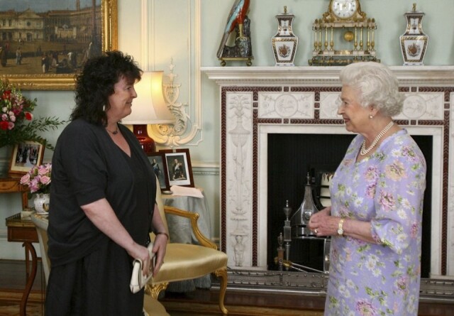 伊麗莎白女皇有一個官方的“桂冠詩人”，這是由英國君主任命的榮譽職位。