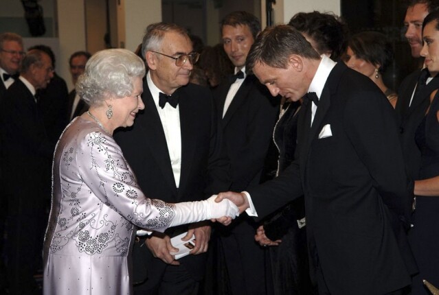 對於 2012 年奧運會，伊麗莎白女皇和 James Bond 一同客串。