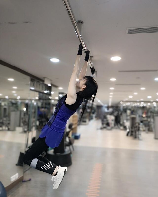 看周慧敏的 IG 圖片，她在瑜伽波上舉啞鈴、平板支撐、引體上升也有紋有路