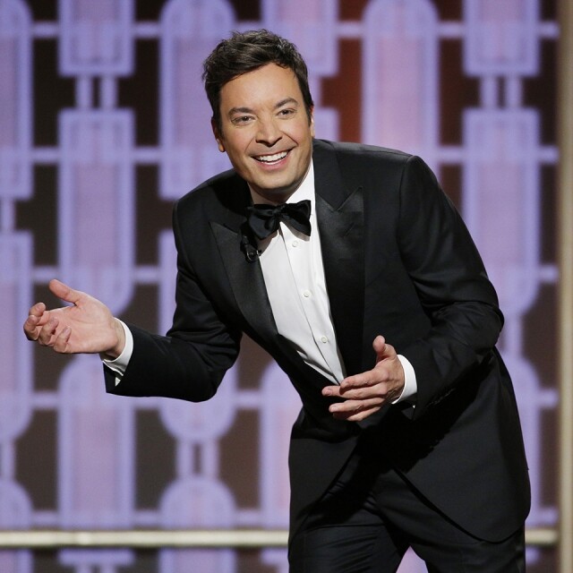 5. 司儀 Jimmy Fallon 引發笑彈今屆金球獎司儀一職由《The Tonight Show》的主持 Jimmy Fallon 擔任,首次當金球獎司儀的 Jimmy Fallon 沒有令觀眾失望,引發不少笑彈。頒獎禮節目一開始已經拿特朗普開玩笑,他問:「如果 King Joffrey(電視劇集《權力遊戲》中的大奸角)仍然在生,他會是甚麼樣子?12 日後,我們便會知道答案。」因為 12 日後就是特朗普宣誓就職的日子。 5. 司儀 Jimmy Fallon 引發笑彈今屆金球獎司儀一職由《The Tonight Show》的主持 Jimmy Fallon 擔任,首次當金球獎司儀的 Jimmy Fallon 沒有令觀眾失望,引發不少笑彈。頒獎禮節目一開始已經拿特朗普開玩笑,他問:「如果 King Joffrey(電視劇集《權力遊戲》中的大奸角)仍然在生,他會是甚麼樣子?12 日後,我們便會知道答案。」因為 12 日後就是特朗普宣誓就職的日子。
