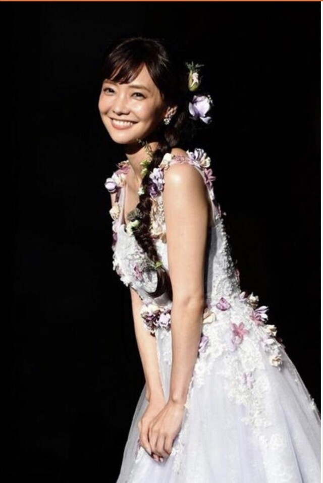 倉科加奈為婚紗品牌做代言人，穿上婚紗的她，說自己很想結婚。