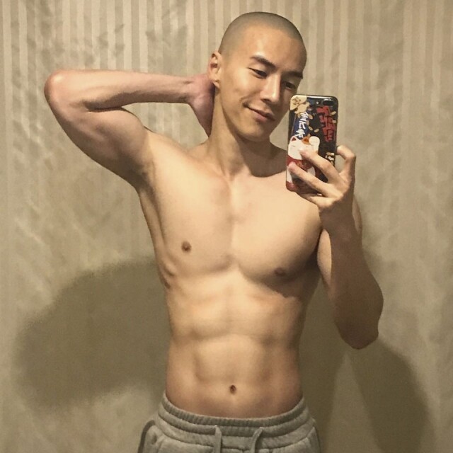 雖然王冠逸在《延禧攻略》中的角色不夠「傅恆」受歡迎,但私底下王冠逸無論是樣貌還是身材,一點都不會輸給許凱。身高 178 cm 的王冠逸平日裡最喜歡做運動,從而練就了一身肌肉,加上俊俏的臉龐和招牌笑容,迷倒一眾女性 fans。 雖然王冠逸在《延禧攻略》中的角色不夠「傅恆」受歡迎,但私底下王冠逸無論是樣貌還是身材,一點都不會輸給許凱。身高 178 cm 的王冠逸平日裡最喜歡做運動,從而練就了一身肌肉,加上俊俏的臉龐和招牌笑容,迷倒一眾女性 fans。