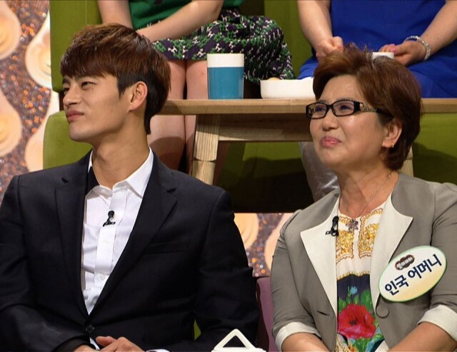 徐仁國 韓國 tvN 綜藝節目《名單公開 2017》公布，公開選出的「演藝圈孝順偶像代表」，他出道後就扛起整頭家，更送母親一家咖啡館，讓她有所寄託。