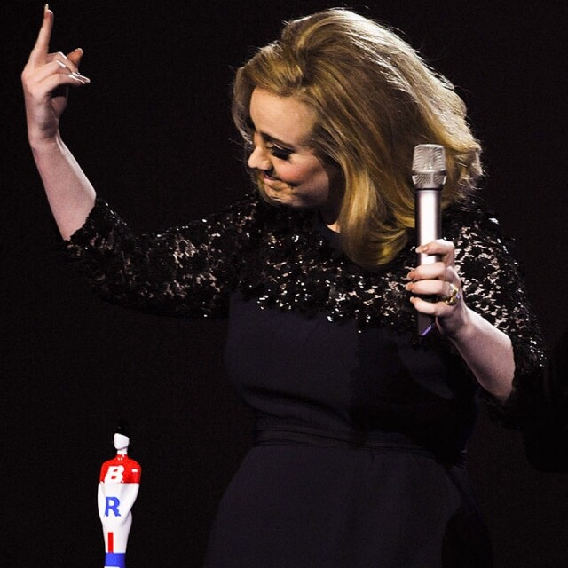 聖人都有錯? Adele於台上的尷尬時刻!