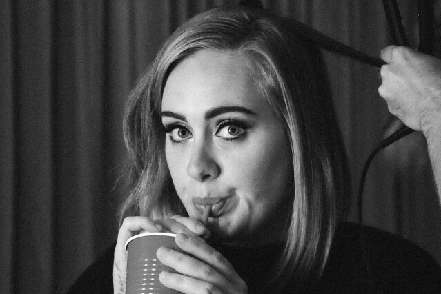 Adele 會吃不同種類的食物「Sirtfood」，包括蘋果、柑橘類、藍莓、綠茶、大豆、草莓、薑黃等等，平日也能吃少量黑朱古力和喝少量紅酒來提高代謝。