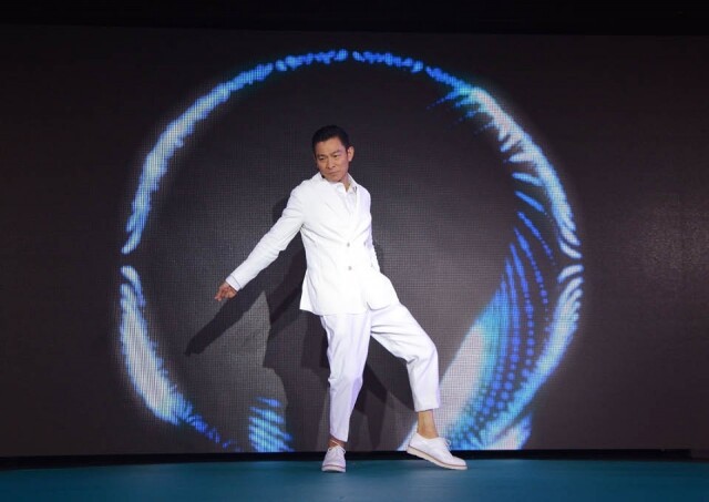 12 月 15 日舉行一連 20 場的演唱會《My love Andy Lau 劉德華 World Tour》。