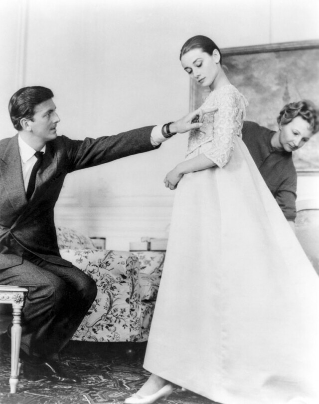 Hubert de Givenchy 為 Audrey Hepburn 設計戲裡戲外的衣服。