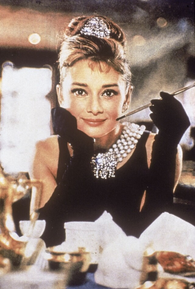 Audrey Hepburn 在電影《珠光寶氣》中的經典小黑裙造型。