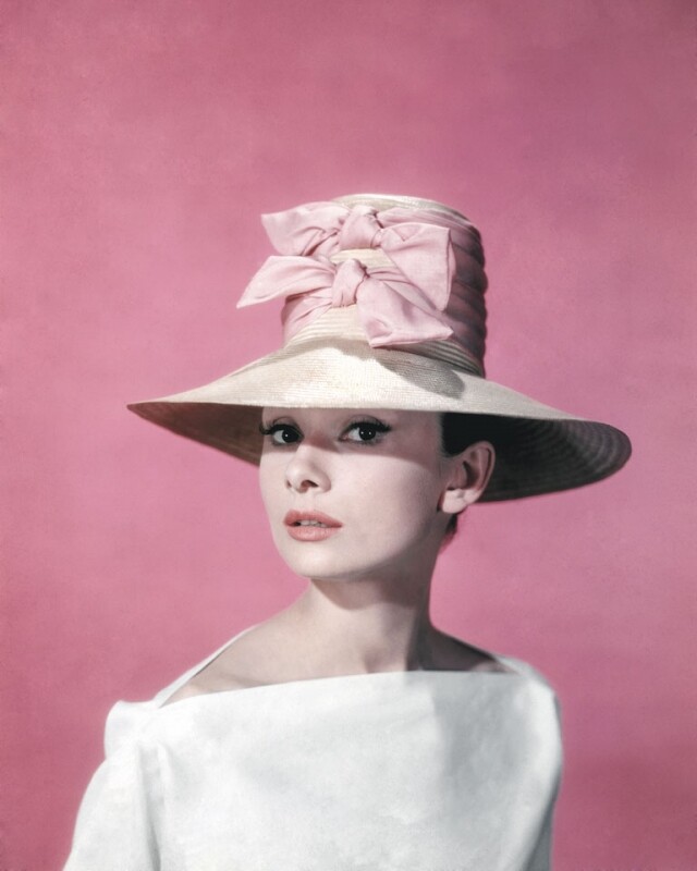Audrey Hepburn 在歌舞劇《Funny Face》中的粉紅造型。 Audrey Hepburn 在歌舞劇《Funny Face》中的粉紅造型。
