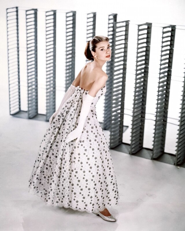 Audrey Hepburn 於《Funny Face》中穿上綴滿花卉圖案的晚裝。