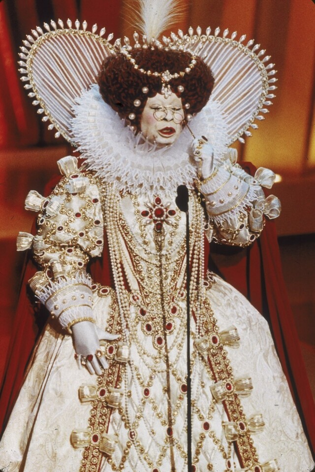 英女王再現 反串的又何止是 Ben Stiller，早於 1990 年，Whooopi Goldberg 反串成 Queen Elizabeth I 裝扮，於頒獎台上致辭。