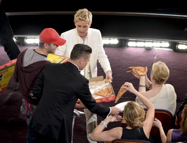 齊齊分享 2014 年奧斯卡可算是最多花生食的一年，除了一眾一線星 selfie ，頒獎禮途中，一眾星不顧儀態地食 pizza 充飢，見盡他們的真性情。