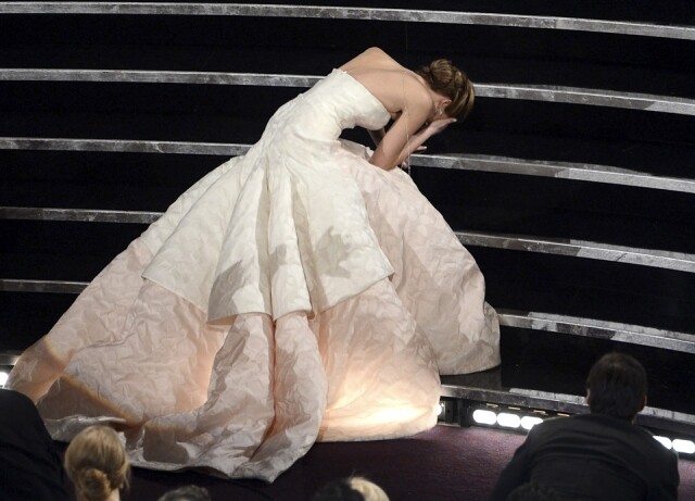 最美麗的跌倒 2013 年 Jennifer Lawrence 首度憑《 Silver Linings Playbook》奪得奧斯卡影后，未知是否太緊張，上台領獎時，不慎於台階上跌倒，而這一跌則成為了奧斯卡經典一刻，而這一跤亦被喻為史上跌得最美的。