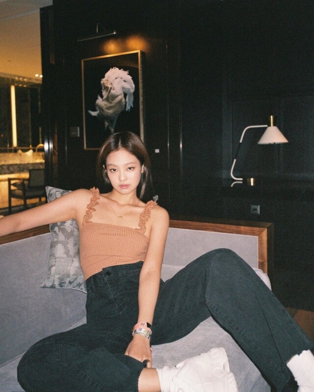 集可愛、性感、厭世於一身!「人間香奈兒」Jennie 的男女通殺時尚造型 集可愛、性感、厭世於一身!「人間香奈兒」Jennie 的男女通殺時尚造型