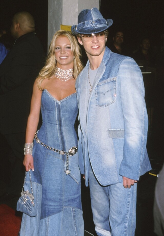 事業正值高峰之時，Britney Spears 跟當時男子組合 NSYNC 成員 Justin Timberlake 戀上，被人稱為「金童玉女」，而他們不時以情侶裝出席公開活動，成為焦點。