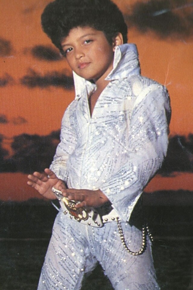 小 Bruno 則擅長扮演 Elvis Presley，梳起油頭、穿起套裝看起來相當趣緻。
