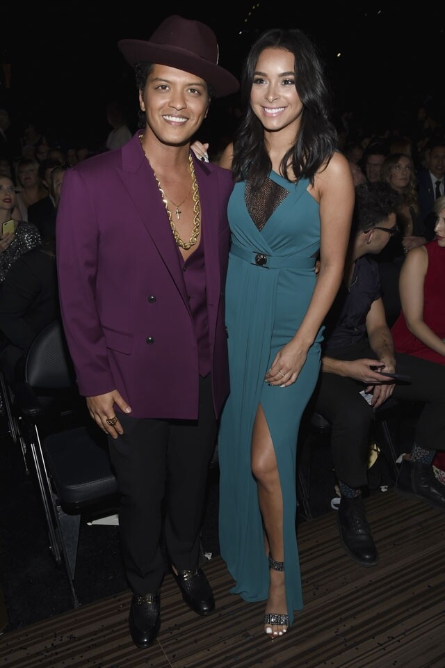 Bruno Mars 多年的新聞,鮮有看到他有任何桃色醜聞,只因多年只專一於女友 Jessica Caban 身上。 Bruno Mars 多年的新聞,鮮有看到他有任何桃色醜聞,只因多年只專一於女友 Jessica Caban 身上。