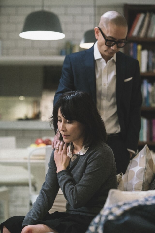 劉嘉玲今次在電影中飾演的葉若美，不想跟老公離婚，便不敢拆穿對方有外遇。