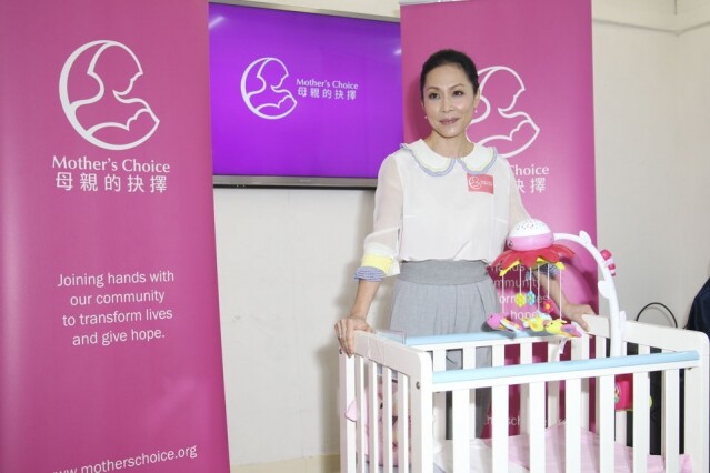 彭羚選擇做義工,為「母親的抉擇」照顧小孩子,並為他們表演唱歌。 彭羚選擇做義工,為「母親的抉擇」照顧小孩子,並為他們表演唱歌。