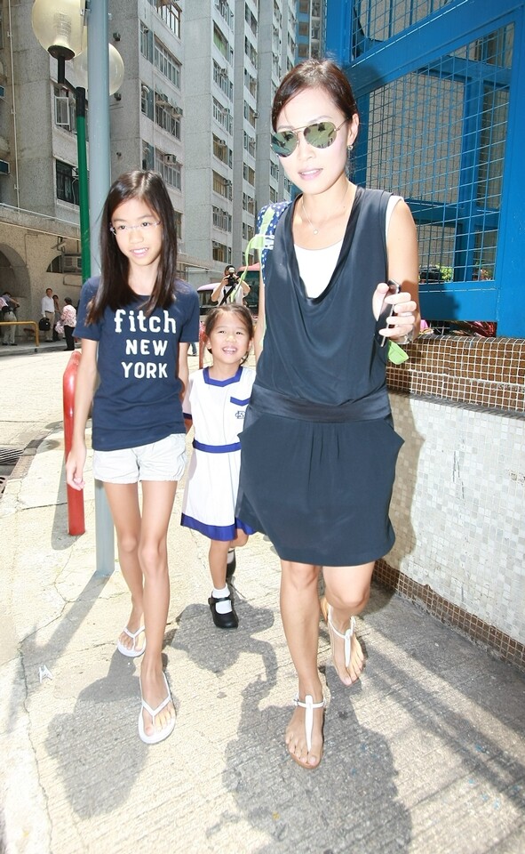 彭羚退出香港樂壇後，每日的生活就是打理家中大小事務，親自接送兩個女兒返學放學。
