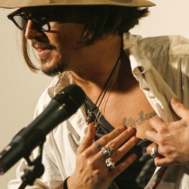 Johnny Depp 胸口的紋身是女兒名字 Lily Rose 的字樣 Johnny Depp 胸口的紋身是女兒名字 Lily Rose 的字樣